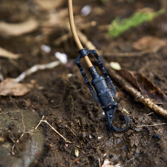 さまざまなところに吊るせる、水や土汚れから守る保護キャップ