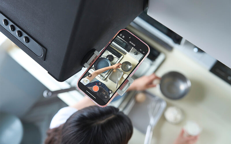 手元を見せる下向き撮影も可能。料理やハンドメイドの動画配信にも使える