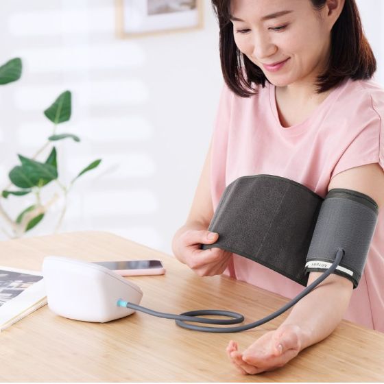 Bluetooth®通信と、写真撮影の2通りのアプリ入力ができる!「Bluetooth®通信機能搭載 上腕式血圧計」(HCM-AS03BTWH)