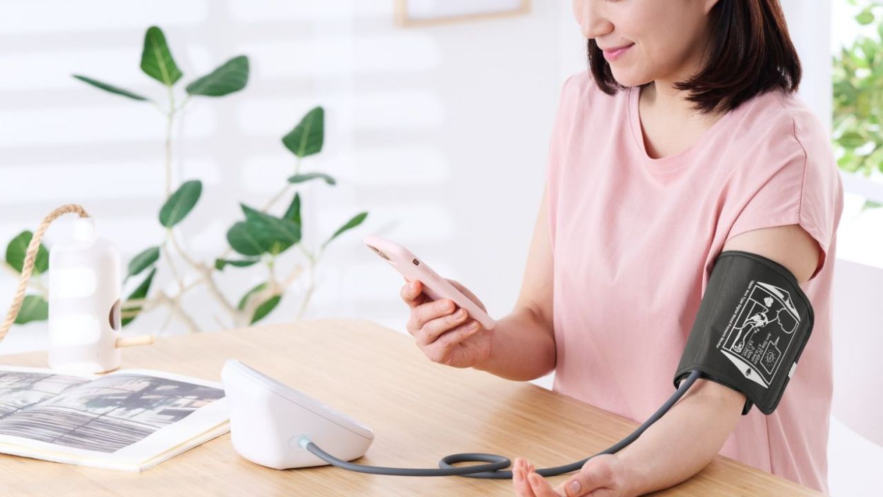写真撮影でカンタンにアプリ入力ができる!「上腕式血圧計」(HCM-AS04WH)