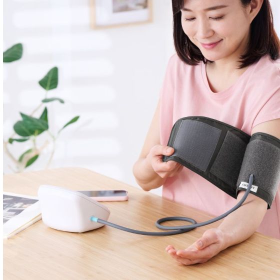 写真撮影でカンタンにアプリ入力ができる!「上腕式血圧計」(HCM-AS04WH)