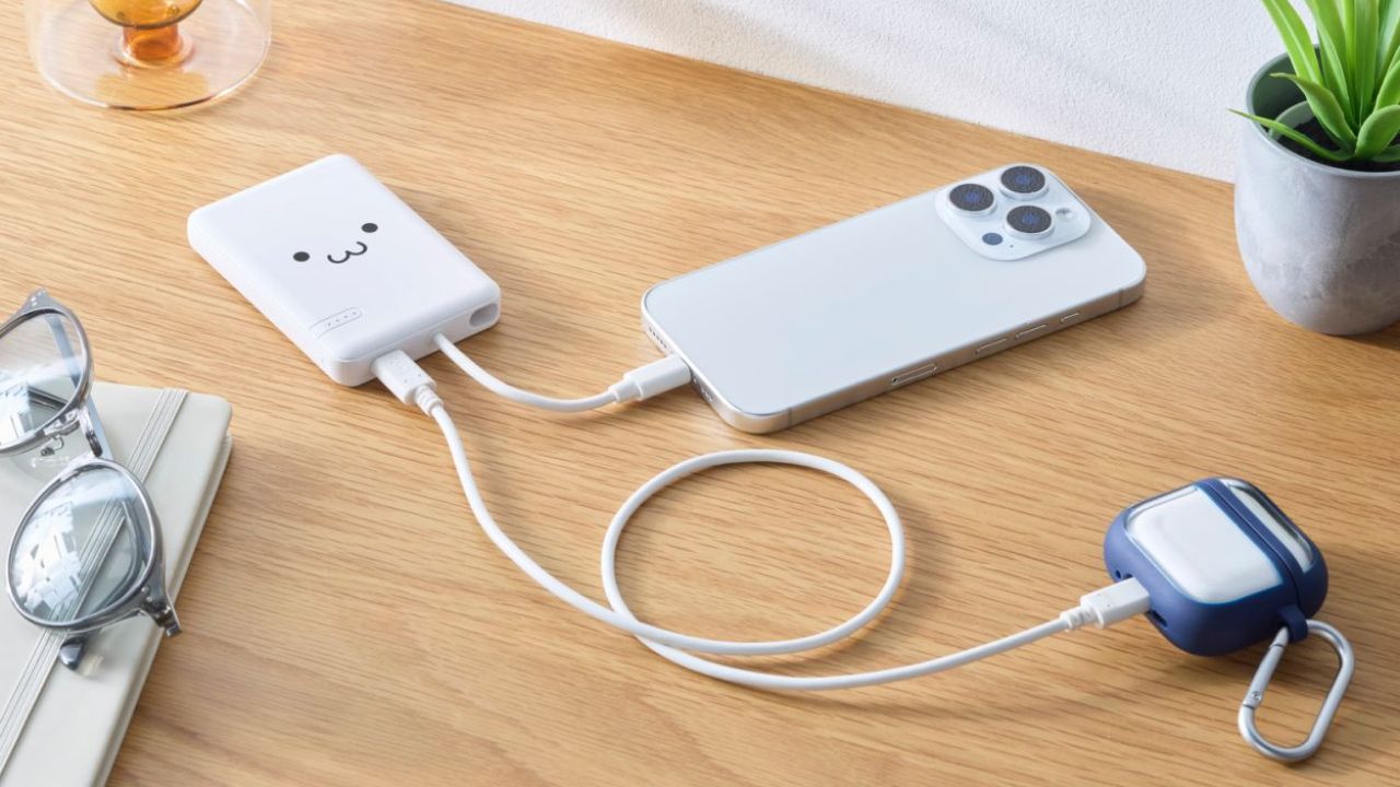 1,800mAhのスマートフォンを約1.6回充電可能!最大出力12Wのケーブル一体型モバイルバッテリー(DE-C62-5000)