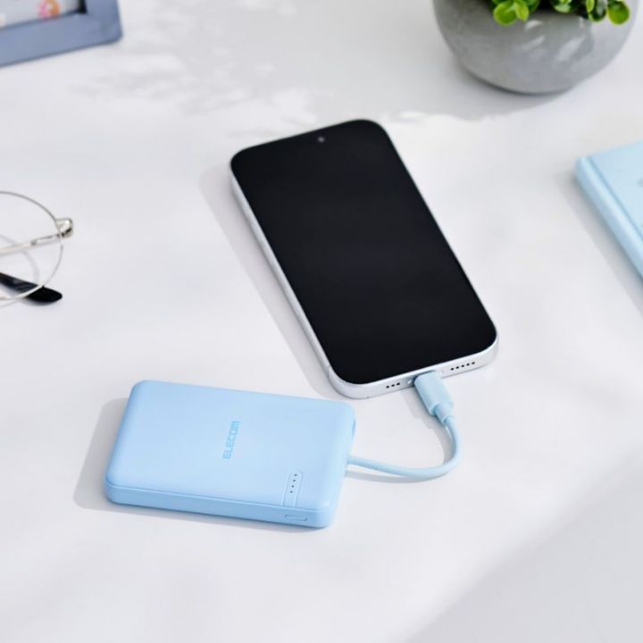 1,800mAhのスマートフォンを約1.6回充電可能!最大出力12Wのケーブル一体型モバイルバッテリー(DE-C62-5000)