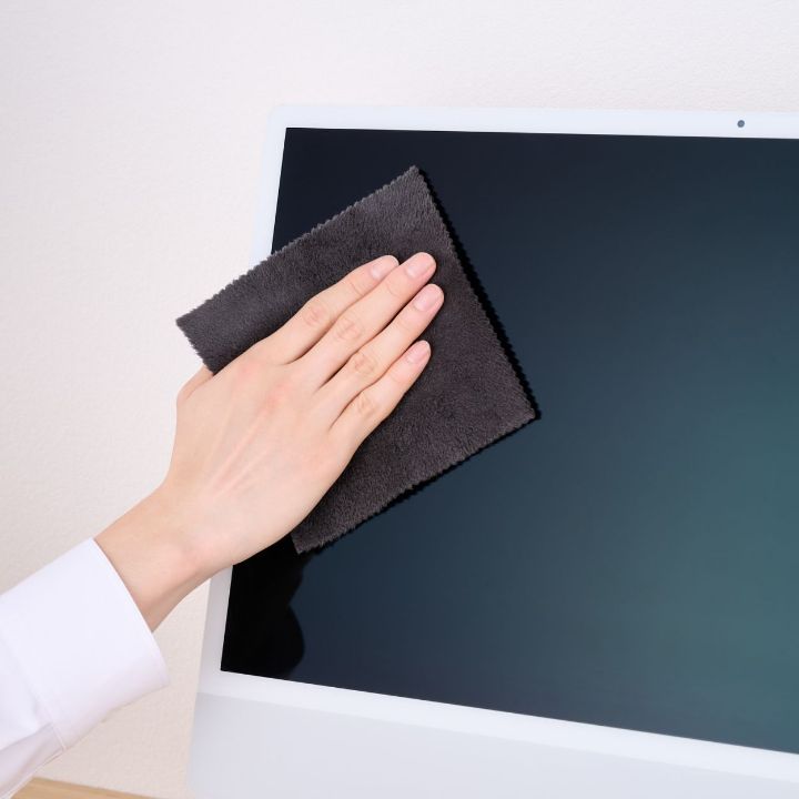 液晶画面に付着した、しつこい汚れをスッキリ除去!超強力クリーニングクロス
