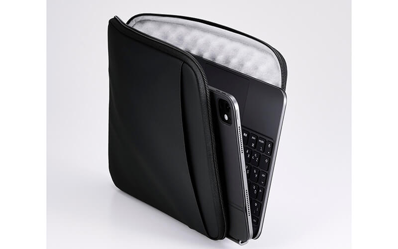 タブレット専用の薄型キーボードを装着したまま収納可能(～11インチ用)