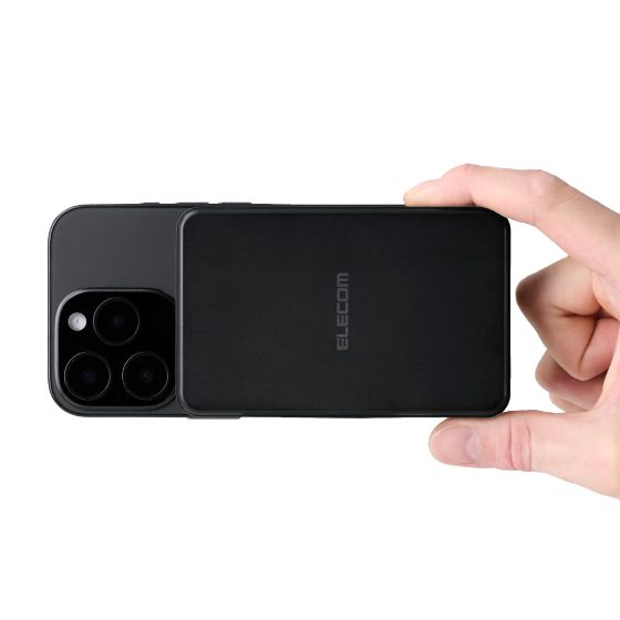 マグネットでiPhoneに吸着!ワイヤレス充電できるモバイルバッテリー