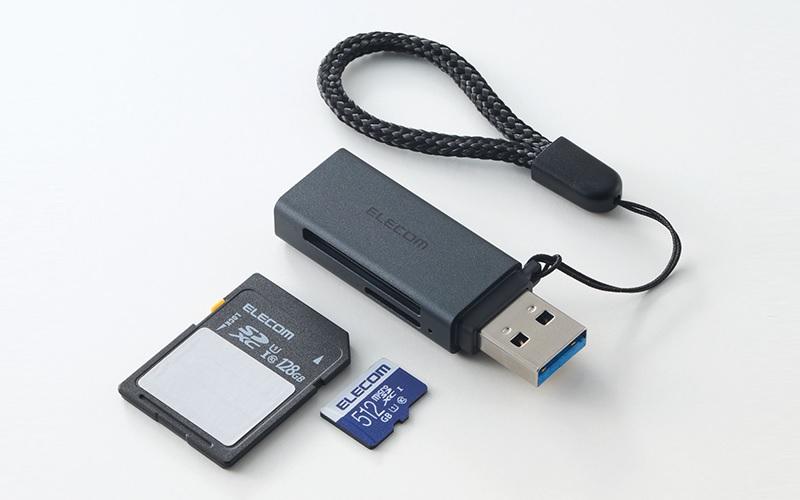 端末とはUSB-Aプラグで接続可能。持ち運びに便利なストラップ付き