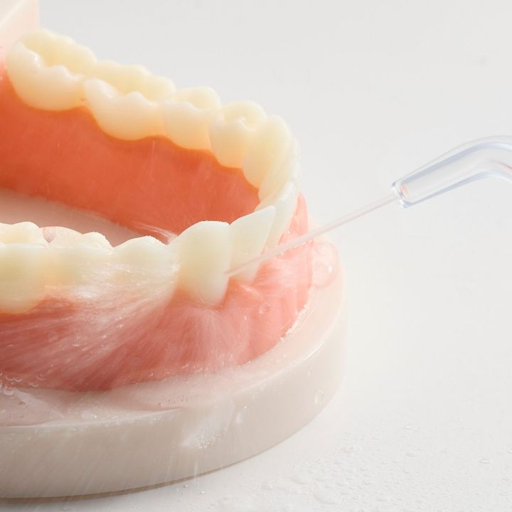 勢いのあるパルスジェット水流で食べカスや汚れを除去 DENTNICS デンタルウォッシャー