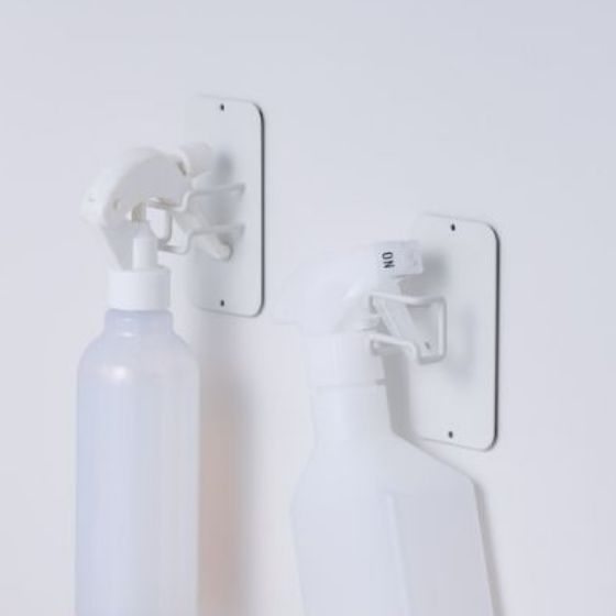 除菌や掃除用のスプレーボトルを浮かせて収納できる!マグネット式 ボトルフック 2個入(KA-KSLSBWH)
