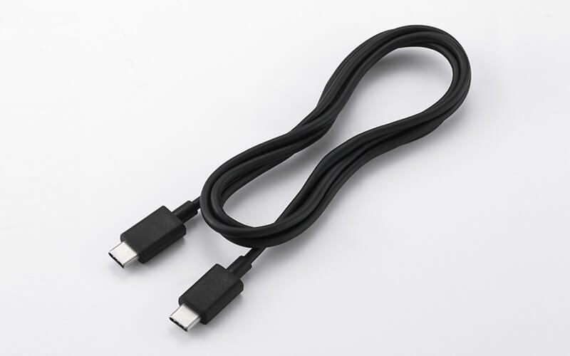 付属の充電用ケーブル(約1m)