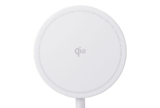 マグネットでピタッとくっつく!Qi(チー)2規格対応のワイヤレス充電器
