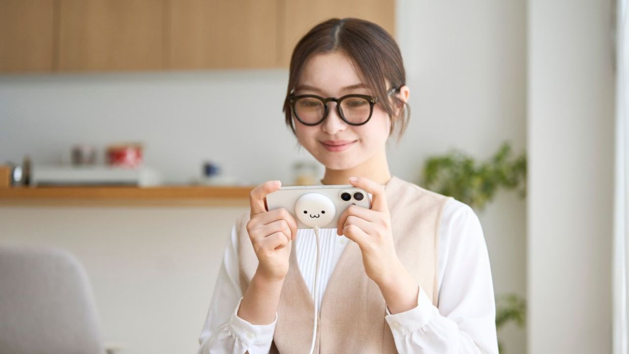 1.5mの長さのケーブルで充電しながらゆったりとスマートフォンを操作可能