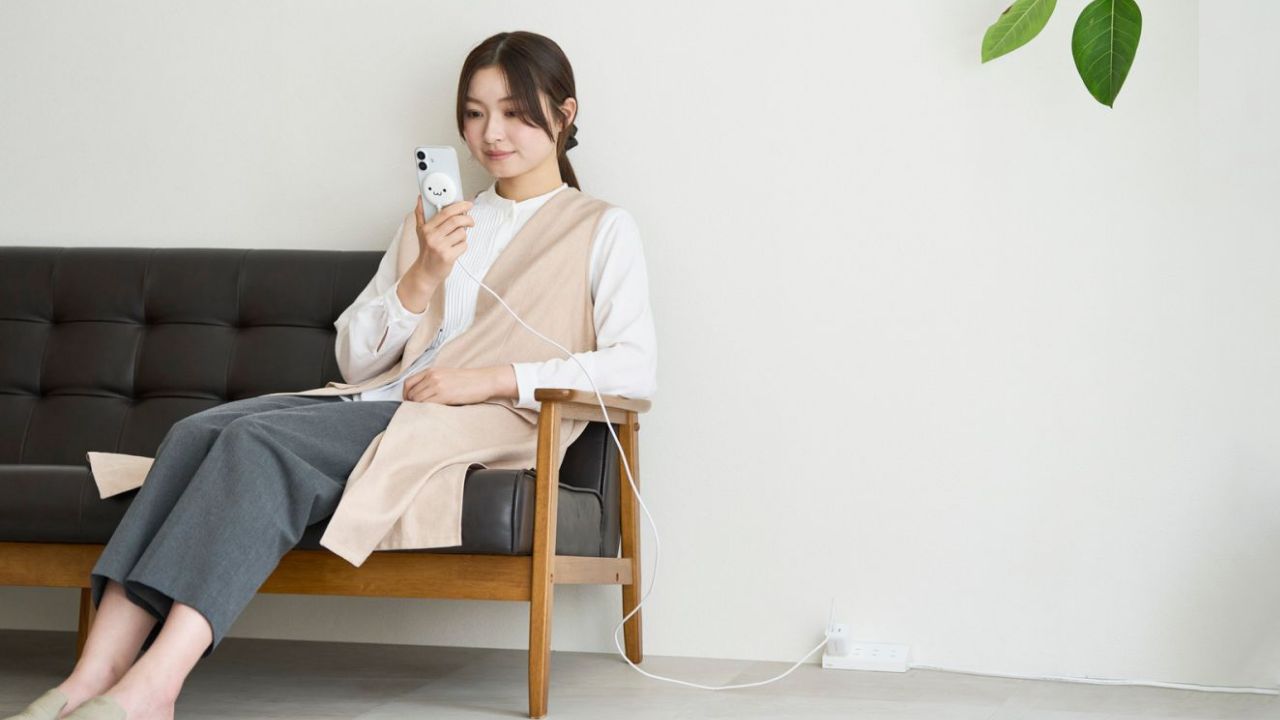 1.5mの長さのケーブルで充電しながらゆったりとスマートフォンを操作可能