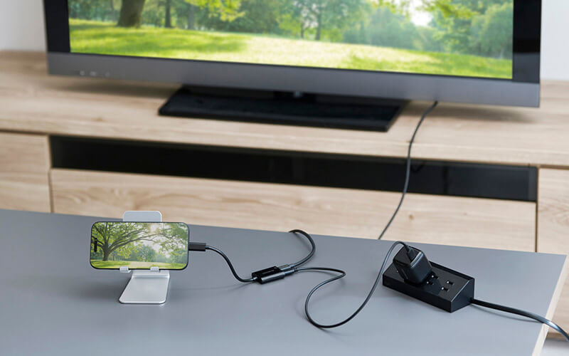 USB Type-Cコネクター対応の大型ディスプレイにスマートフォン/タブレット、パソコンの映像を表示可能