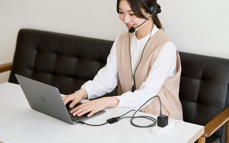 USB Type-Cコネクター搭載のマイク付きイヤホンを接続、通話も可能
