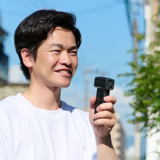 超コンパクト設計で大きめのポケットにも収まる!ハイパワー噴射の電動エアダスター(AD-ALB03BK)