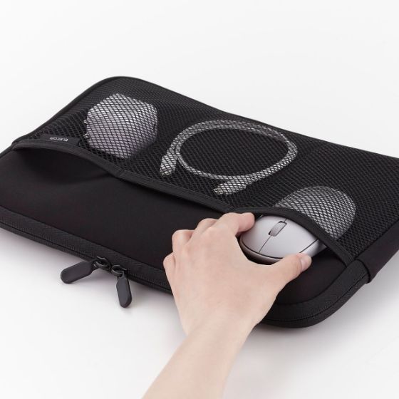 3つのメッシュポケットで仕分けしやすい!ストレッチ素材を使用した、インナーバッグ