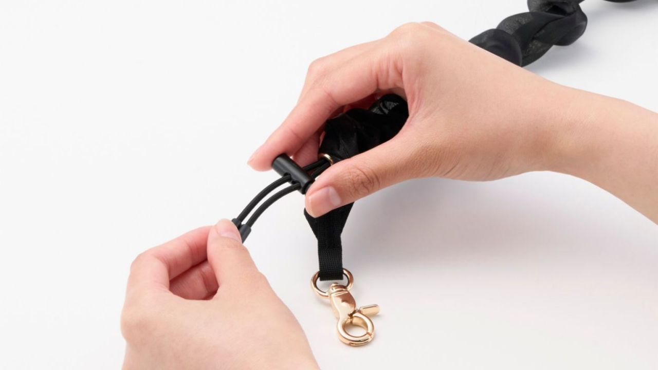くしゅくしゅとした立体感が目を引く!シンプルながら存在感のあるショルダーストラップシュシュ
