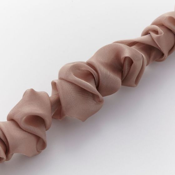 くしゅくしゅとした立体感が目を引く!シンプルながら存在感のあるショルダーストラップシュシュ