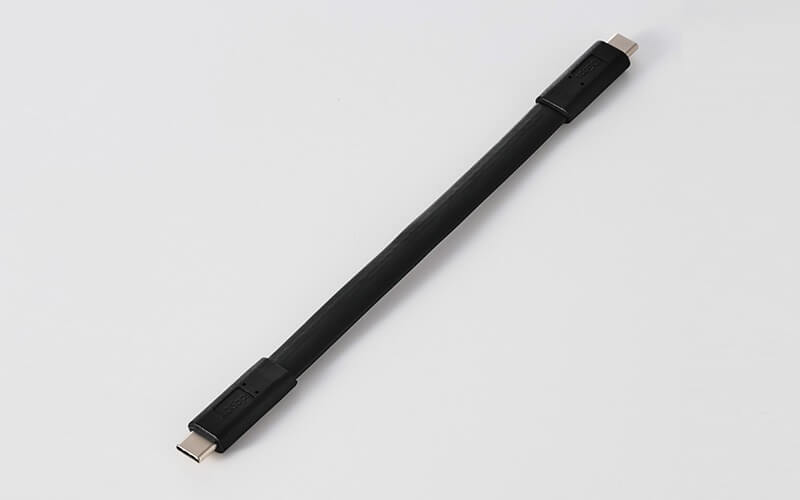 付属のUSB 40Gbps対応USB Type-C - USB Type-Cケーブル