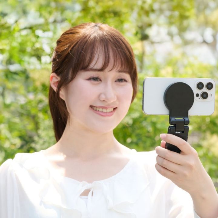 磁力で簡単にスマートフォンの着脱ができる、マグネットタイプ