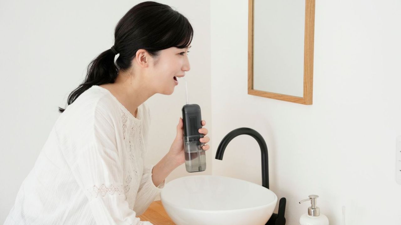 勢いのあるパルスジェット水流で食べカスや汚れを除去 収納タンクタイプのDENTNICS デンタルウォッシャー