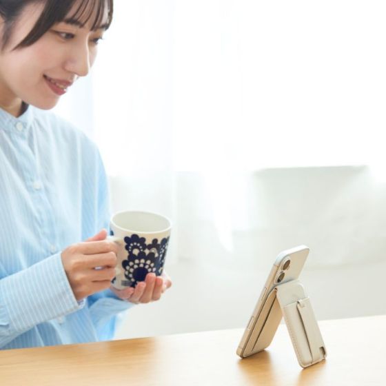 スタンド機能付きで、快適に動画視聴可能!MAGKEEP バンド付カードスタンド
