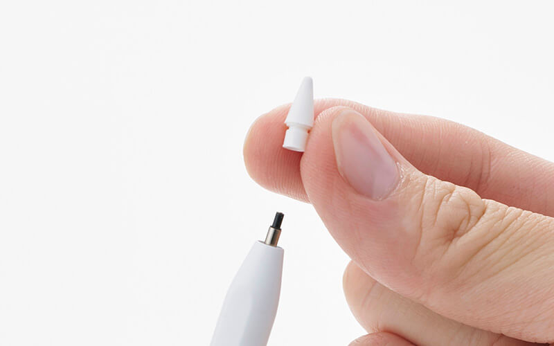 交換用ペン先が2個付属、対応するApple Pencilのペン先と交換可能