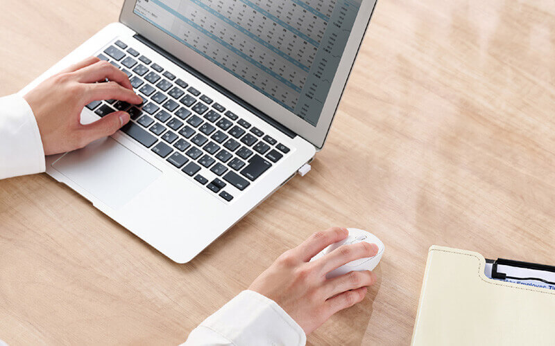 Bluetoothがなくても付属のレシーバーをUSB-Aポートに接続することでワイヤレスマウスを利用可能