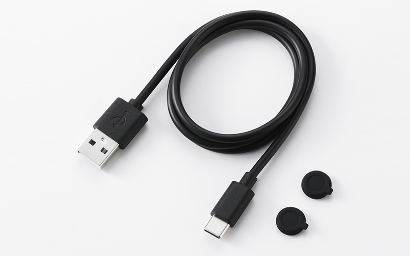 USB充電ケーブルとマイク端子カバー2個が付属
