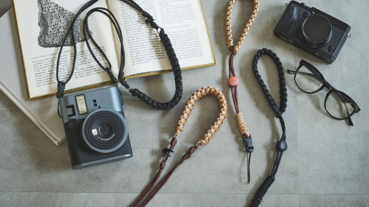 カメラの落下を防止!コンパクトタイプのカメラに使えるハンドストラップ