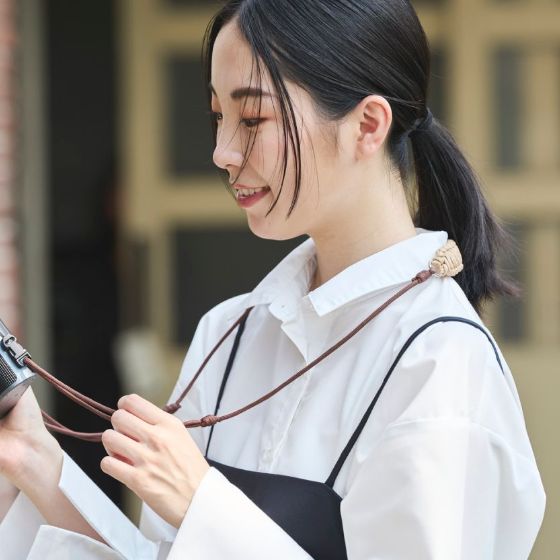 首掛け、肩掛け、たすき掛けの3WAY仕様!コンパクトタイプのカメラに使えるネックストラップ