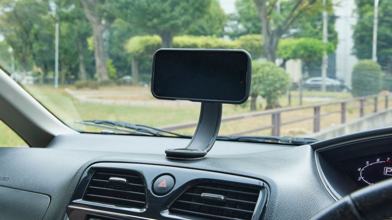 付属の面ファスナーステッカーでダッシュボードにしっかり固定!車載スマートフォンホルダー(粘着タイプ)