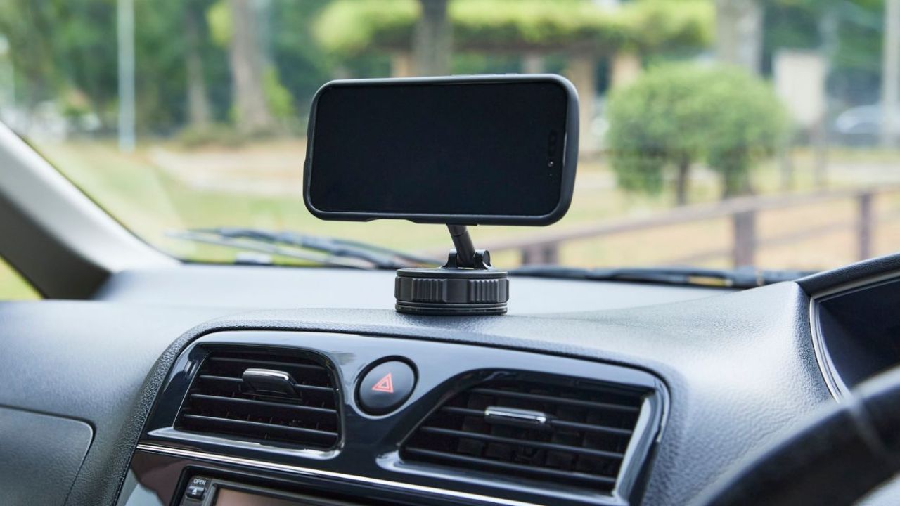 ダイヤル操作で真空密着!浅いシボ面でも強力に吸着する 車載スマートフォンホルダー(吸盤タイプ)