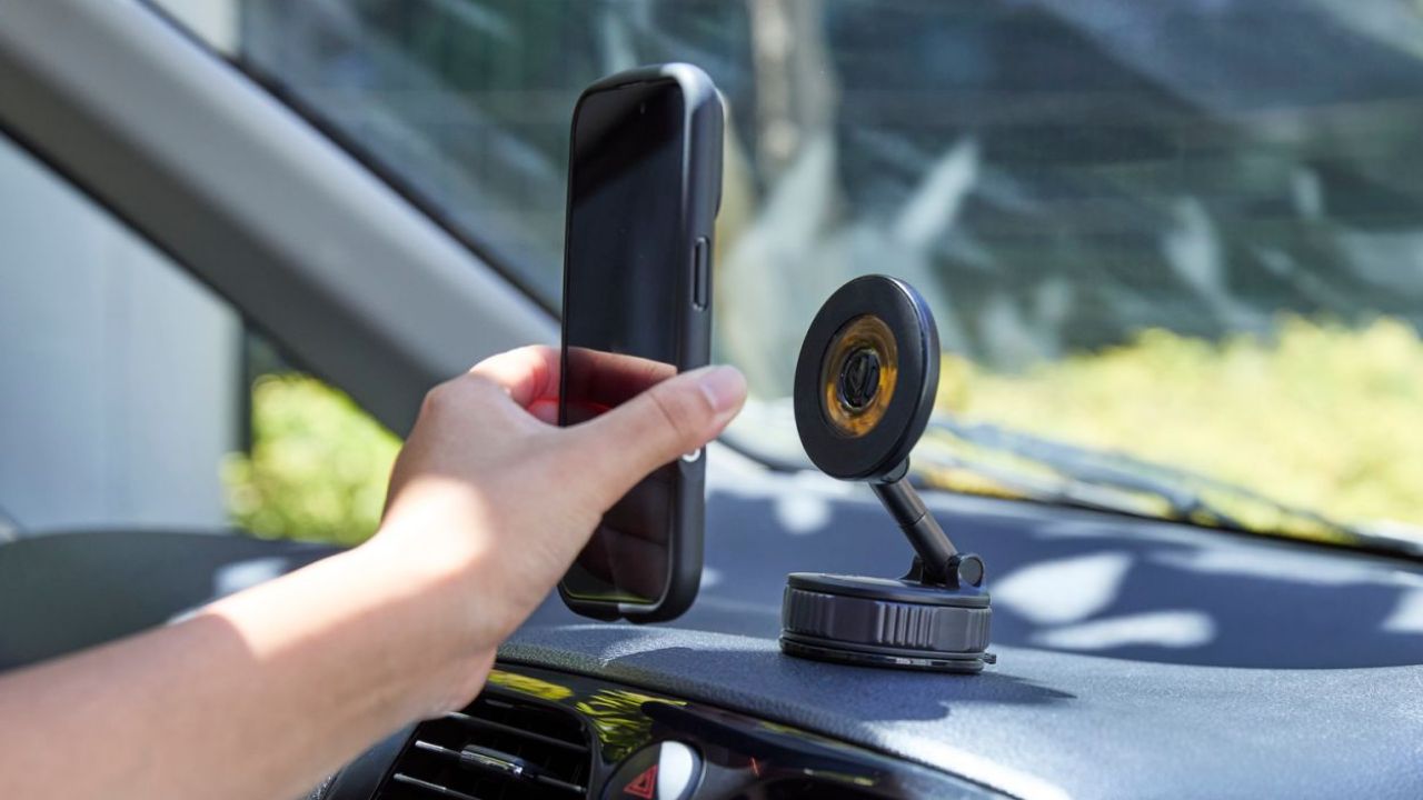 ダイヤル操作で真空密着!浅いシボ面でも強力に吸着する 車載スマートフォンホルダー(吸盤タイプ)