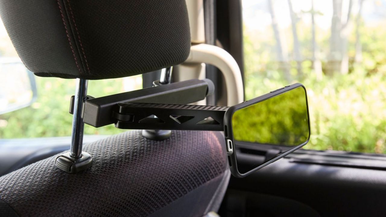 ヘッドレストポールに取り付け、後部座席での動画視聴に便利!スマートフォンホルダー(後部座席タイプ)