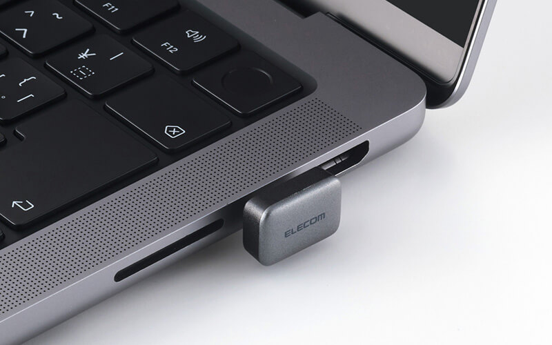 本体の出っ張りが少なく(約9mm)、挿したままでも邪魔になりにくい