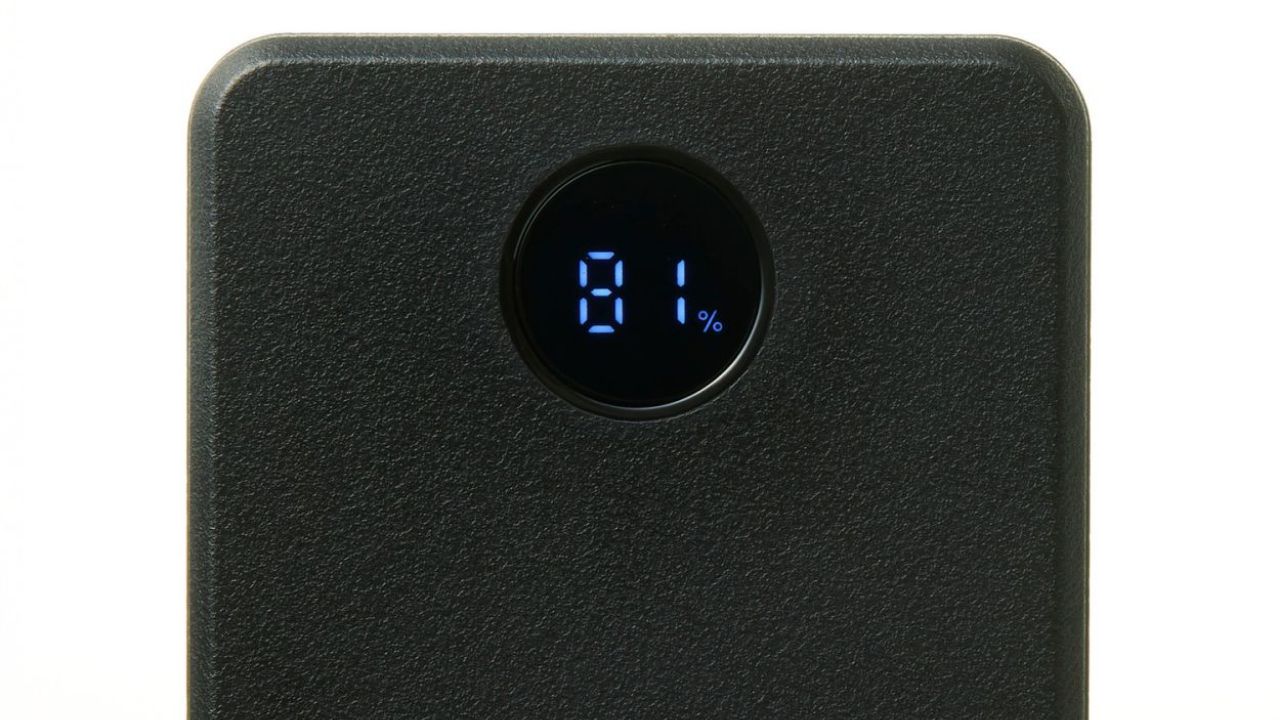 LEDパネルでバッテリー残量を1%単位で確認可能!充実した充電機能搭載