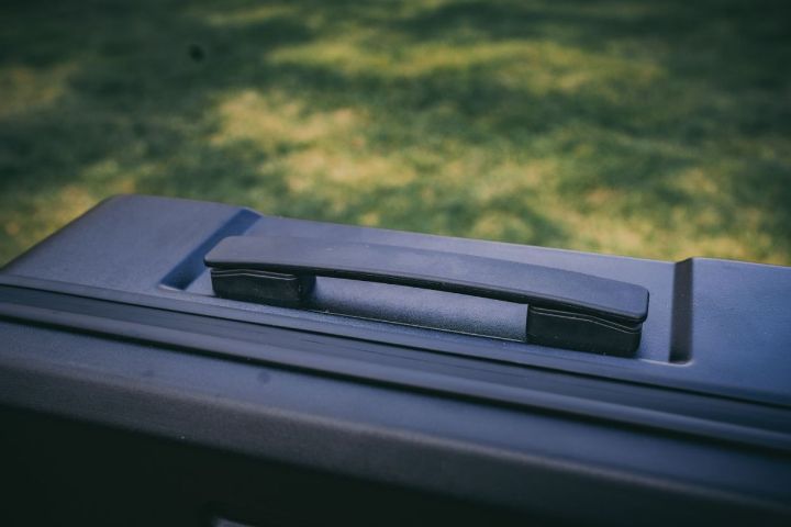 ハンドル付きで、スムーズな持ち上げを実現