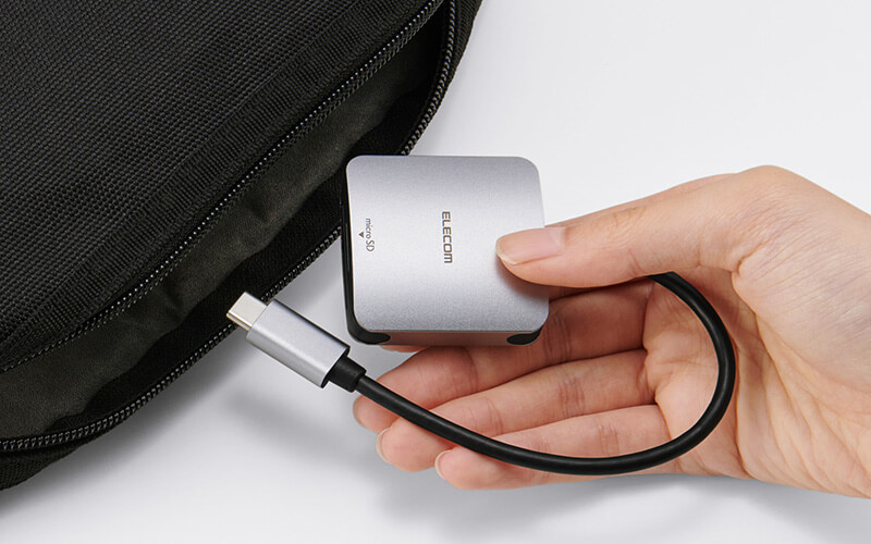 カバンのポケットなどに収まるコンパクトサイズ