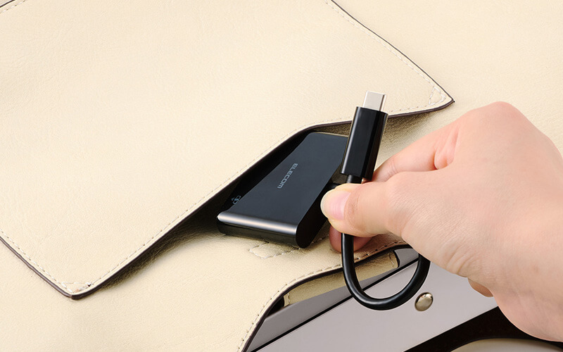 カバンのポケットなどに収まるコンパクトサイズ