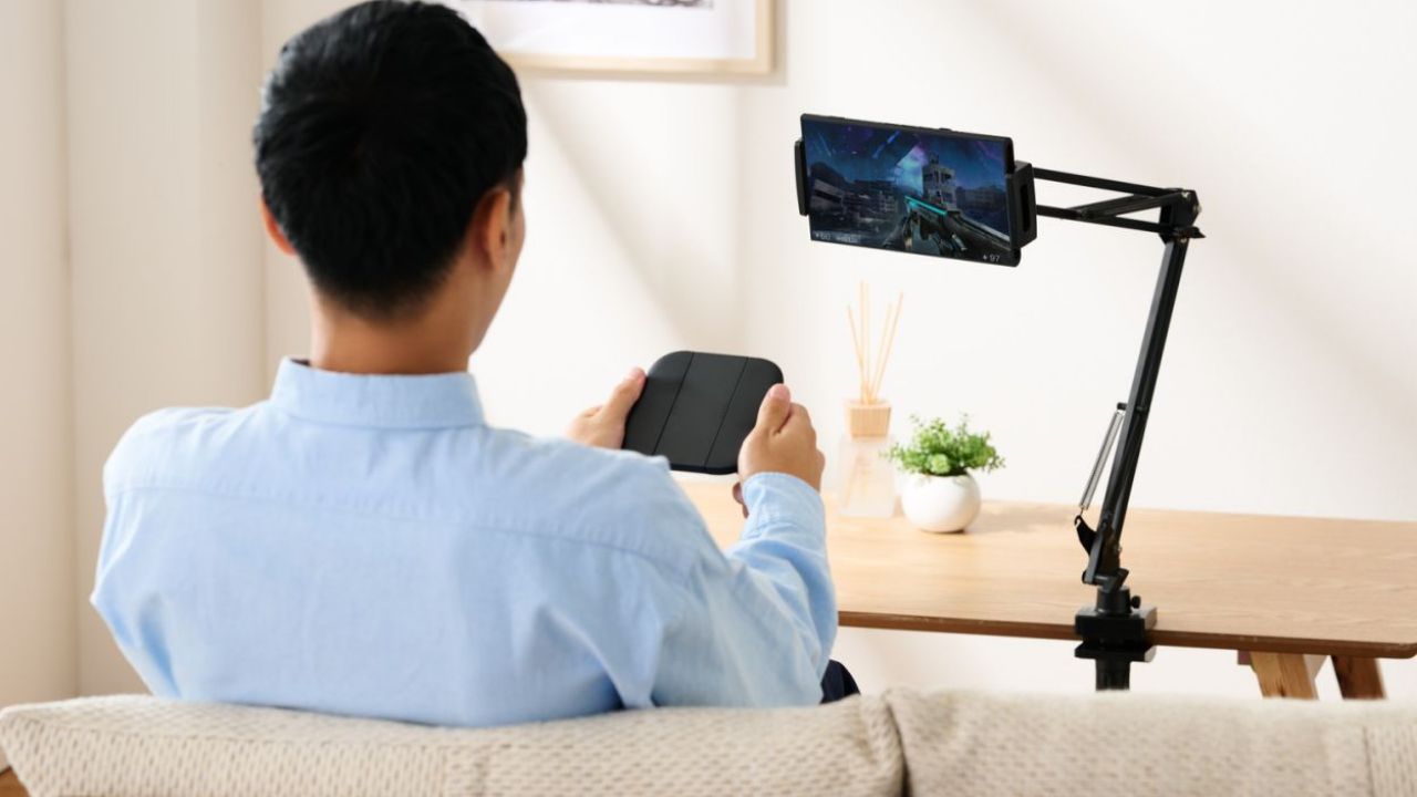 自在に動くフレキシブルアームで、快適な使用ポジションを実現!Nintendo Switch™シリーズ専用 アーム型スタンド