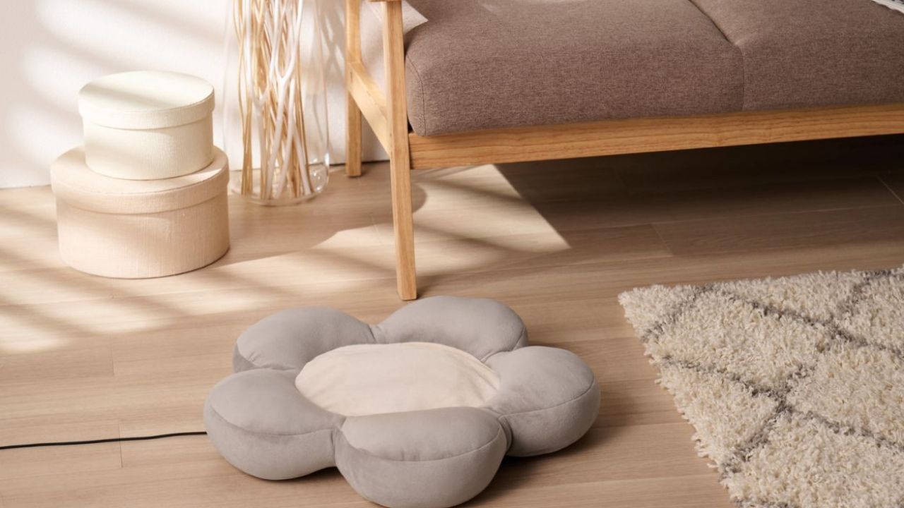 柔らかな肌触りと、ふっくらした花びらのデザインでリラックス!USB給電式 ヒーティングクッション