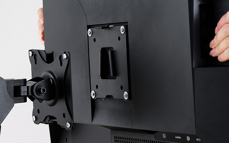 あらかじめブラケットを装着しておくことで、モニターの着脱が簡単に！