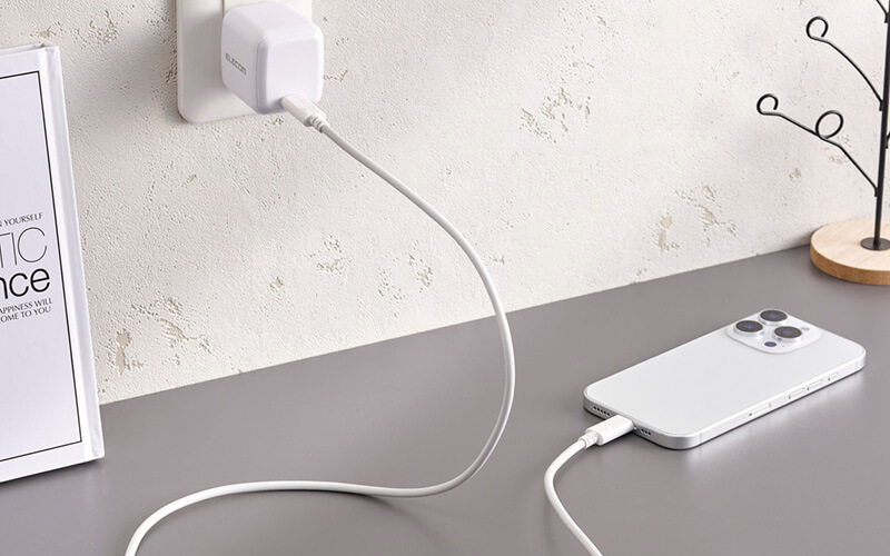 接続した機器に最適な電圧で給電可能