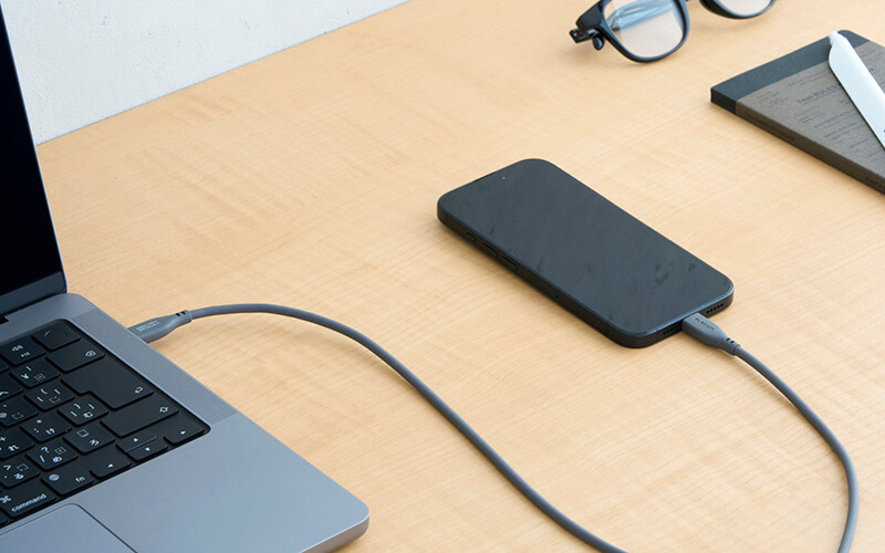 USB2.0対応、最大480Mbpsで、データ通信にも対応