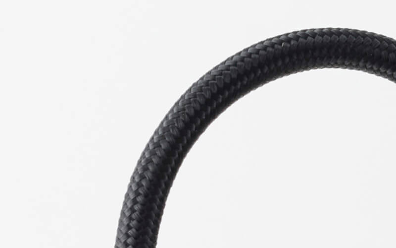 屈曲に強い高密度配線構造に、ケーブル表面の傷を防ぐナイロンメッシュ素材を採用