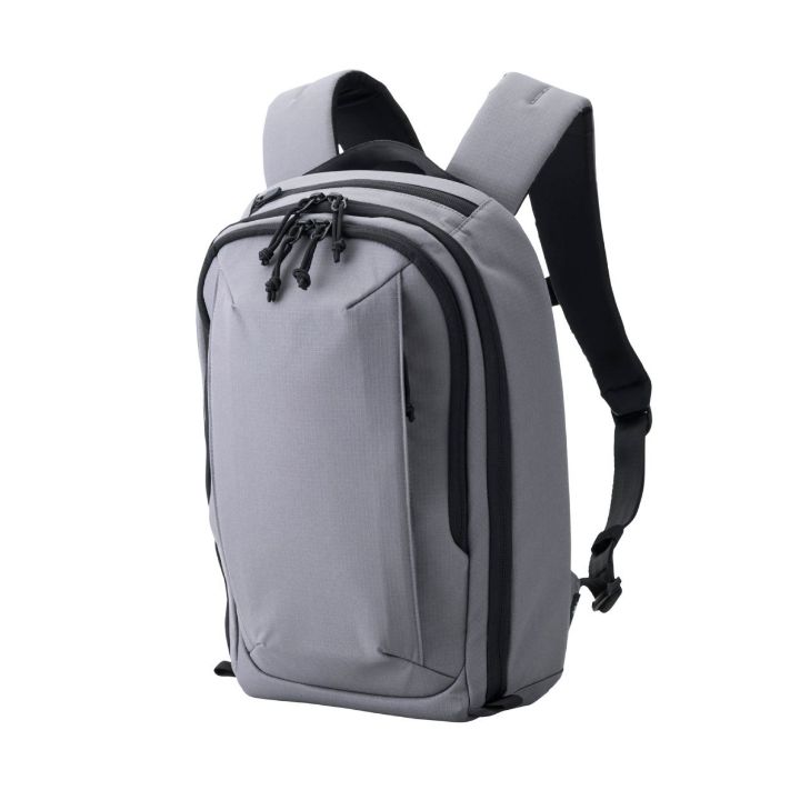 ダークグレーが新登場!コンパクトサイズでも抜群の収納力のバックパック