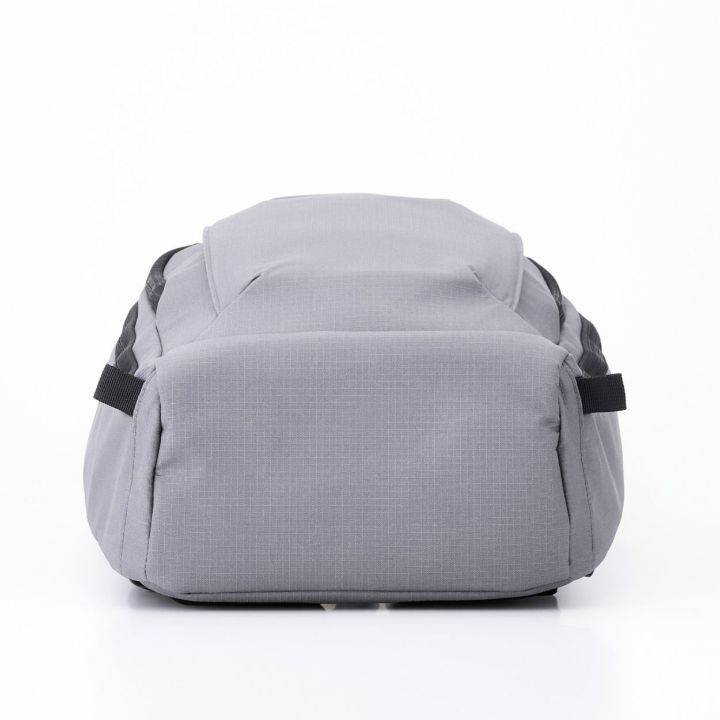 ダークグレーが新登場!コンパクトサイズでも抜群の収納力のバックパック