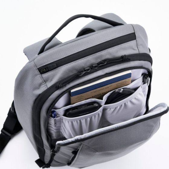 ダークグレーが新登場!コンパクトサイズでも抜群の収納力のバックパック